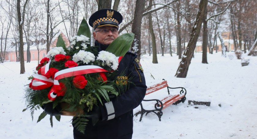 Obchody 41. rocznicy wprowadzenia stanu wojennego. Delegacje złożyły kwiaty pod Pomnikiem „Solidarności” w Białej Podlaskiej