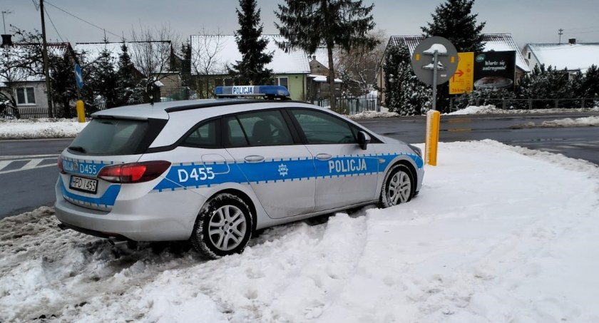 Kilkudziesięciu policjantów pilnuje ciężarówek. Kierowcy i tak spieszą się na granicę blokują 