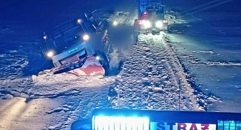 Potrzebna była pomoc straży pożarnej. Pług znalazł się w rowie