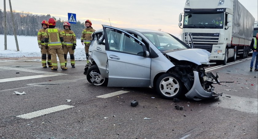 Zderzenie czterech samochodów. Ciężarówka w rowie