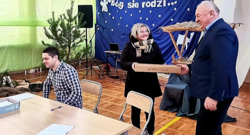 Gmina Kodeń rozdała laptopy rodzinom potrzebującym 
