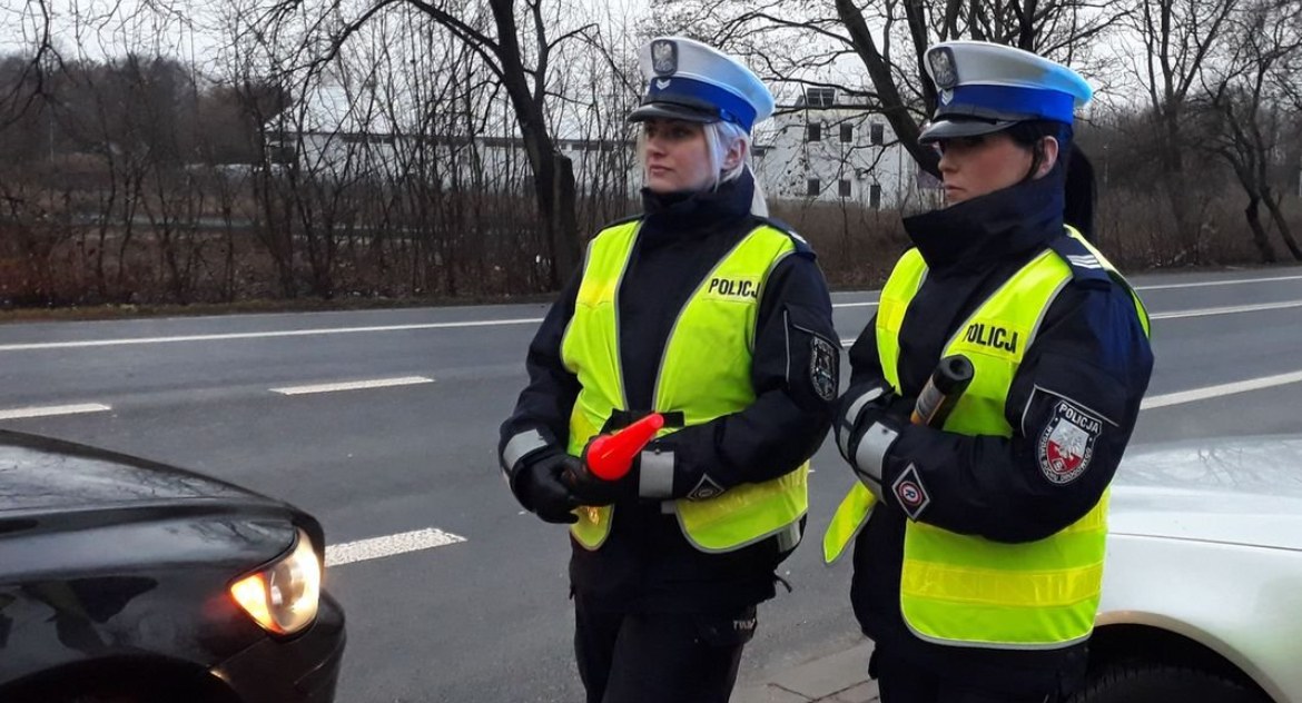 Policja podsumowuje święta na drogach powiatu bialskiego. Kobieta z pasażerem wjechali w przepust 