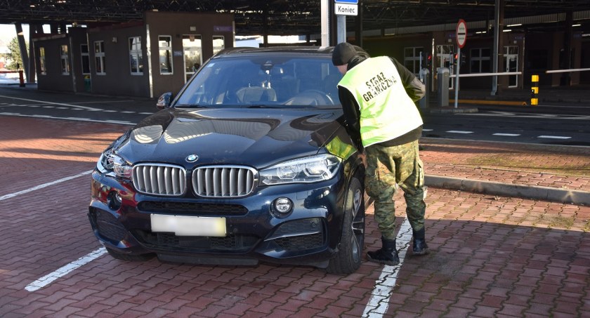 BMW i Toyota odzyskana przez straż graniczną w Terespolu
