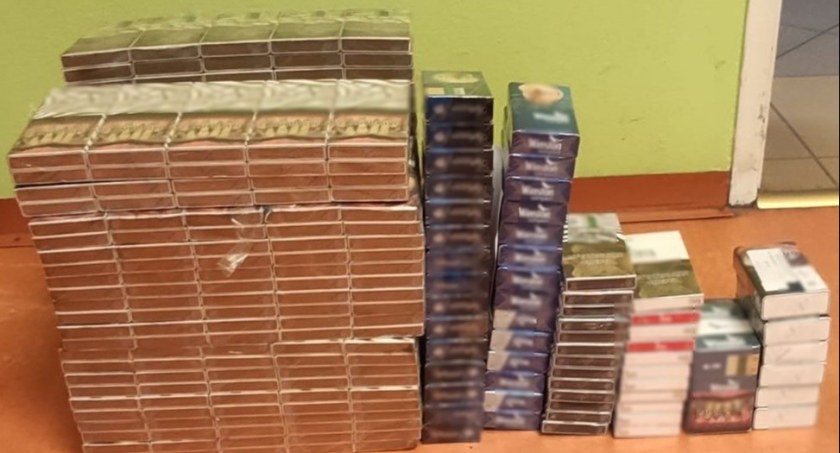 Zestresował się na widok policjantów. W aucie miał narkotyki i kontrabandę