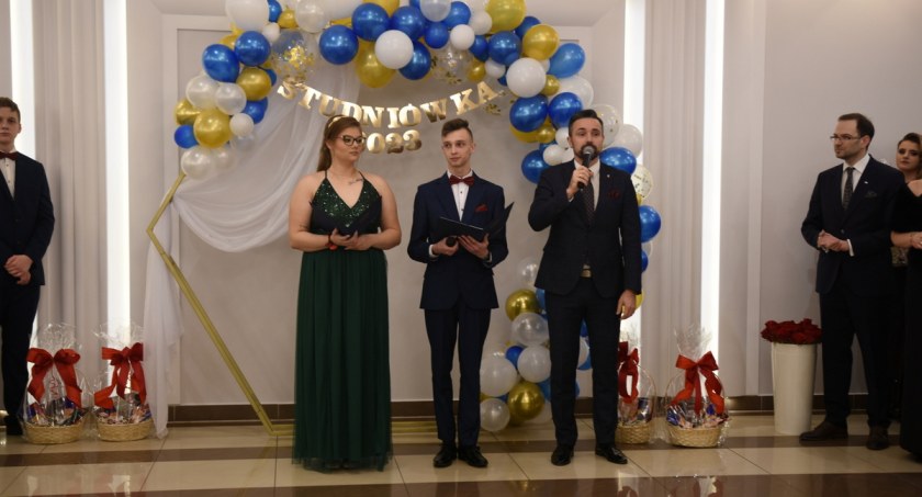 Maturzyści ze Szkół Zakładu Doskonalenia Zawodowego w Białej Podlaskiej na studniówce