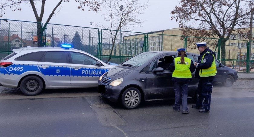 Akcja policji dotycząca bezpieczeństwa przewożenia dzieci. Jedna osoba przewoziła swoje pociechy bez pasów