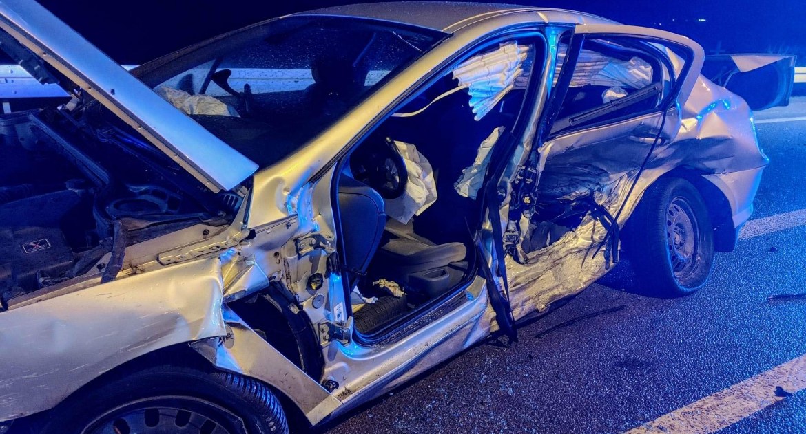 Uderzył bokiem w audi na ul. Janowskiej w Białej Podlaskiej. Kierowca Peugeota w szpitalu
