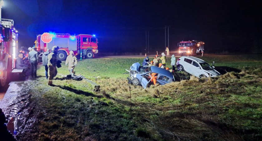 Pięć osób wymagało pomocy medycznej. Opel i Kia zderzyły się na obwodnicy Międzyrzeca Podlaskiego