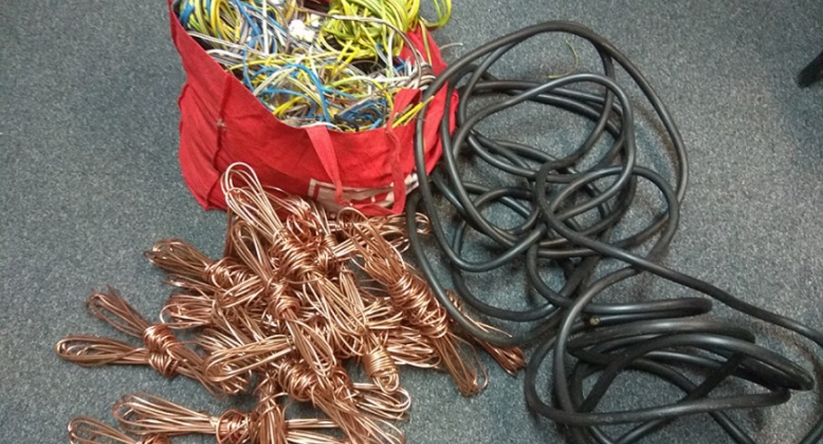 Skusiły ich wystające z ziemi kable. Zatrzymano mężczyzn podejrzanych o kradzież przewodów
