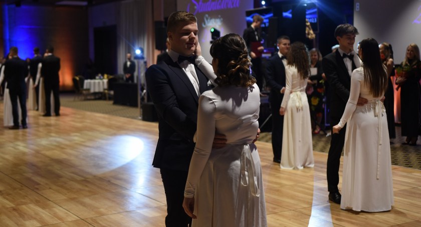 Zatańczyli poloneza i walca. Studniówka IV LO