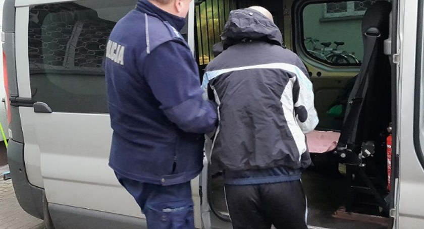 Zawinął się w koc i napadł na 64-latka. Recydywista zatrzymany