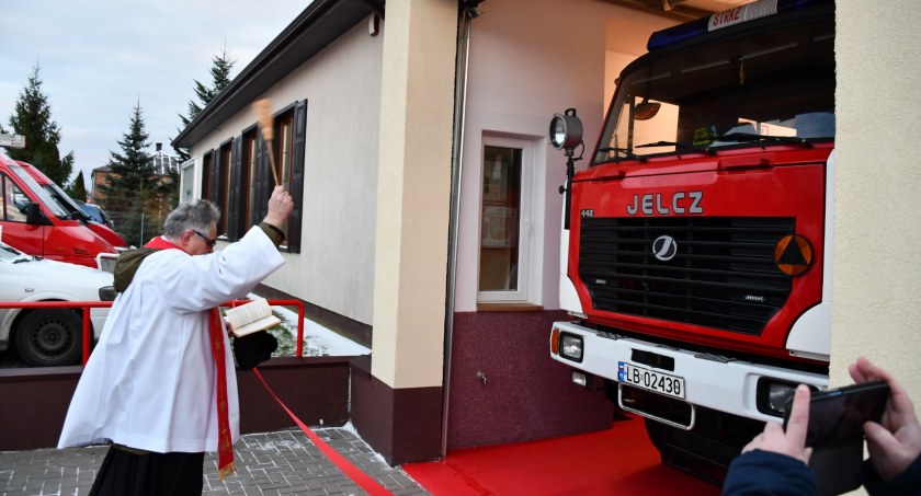 Garaże odnowione przez strażaków z Woskrzenic Małych. W nagrodę dostali ciężki wóz bojowy
