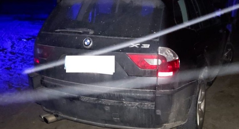 Kierował pijany BMW. W pościgu porzucił auto i uciekał pieszo