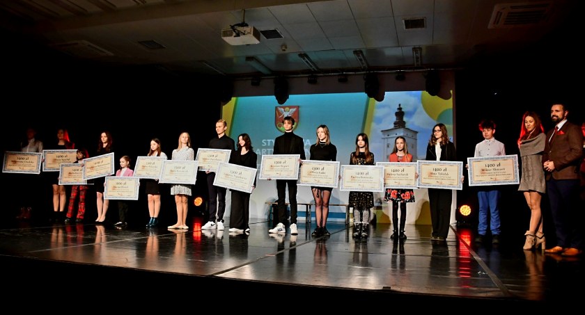 Prezydent wyróżnił 15 osób. Stypendia artystyczne uroczyście rozdane