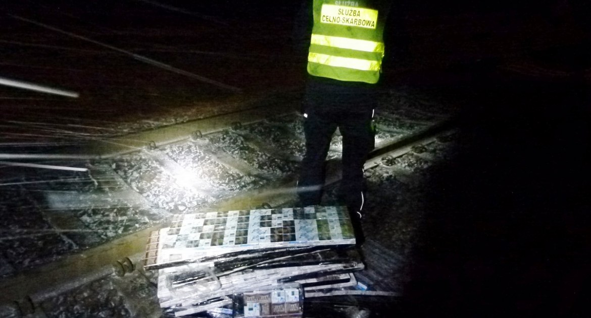 W Terespolu udaremniono przemyt papierosów. Wspólne działanie celników i strażników granicznych