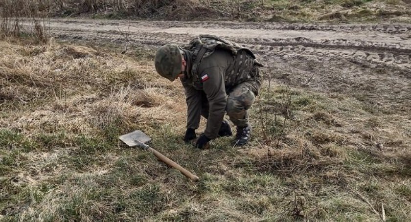 Wezwano saperów. Pocisk na przyszłej farmie fotowoltaicznej przy ulicy Warszawskiej 