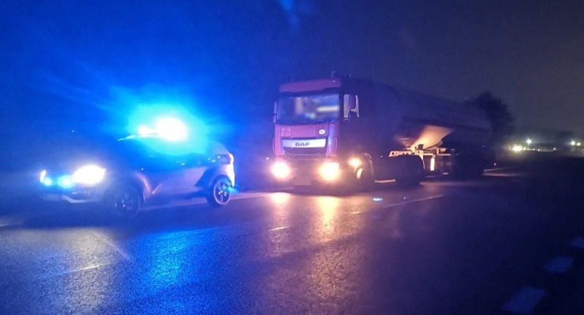Kierowca ciężarówki wzbudził podejrzenia wśród innych. Był pijany i prowadził cysterne 
