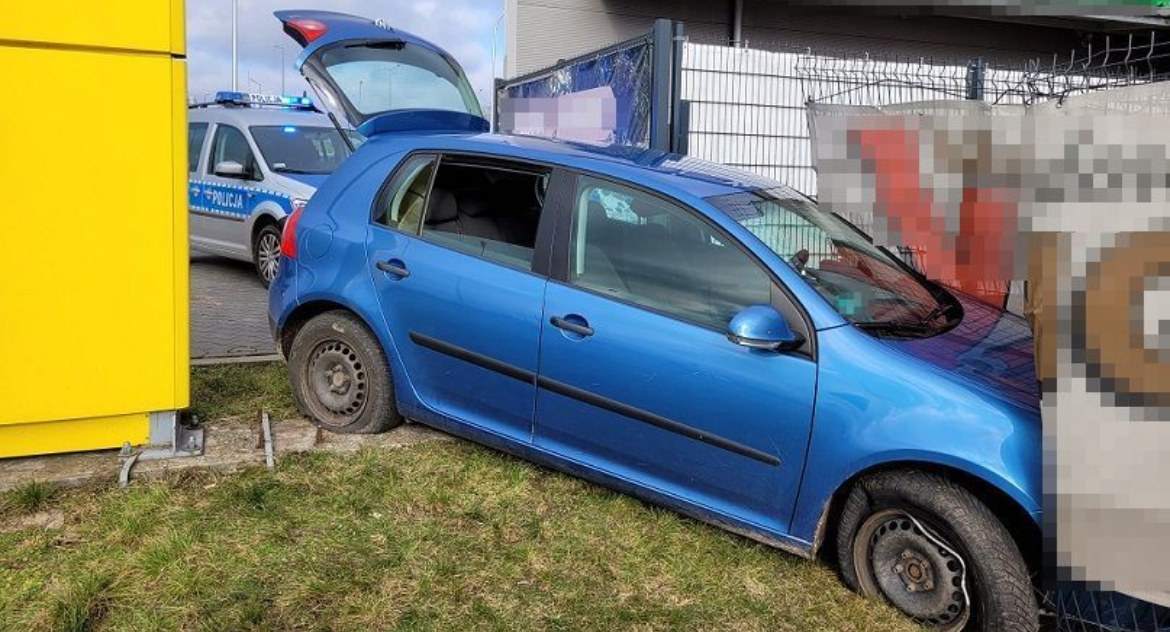 Pijany ukradł samochód. Szaleńczą ucieczkę przed policją zakończył na ogrodzeniu