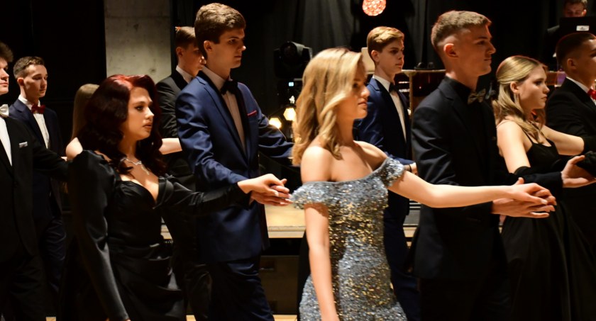 Ostatni bal przed maturą. I LO im. Kraszewskiego w Białej Podlaskiej na studniówce