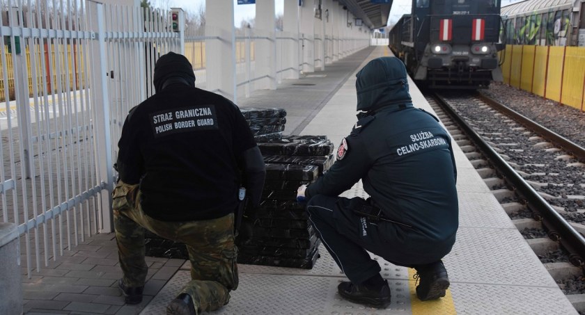 10 tys. paczek papierosów zatrzymały KAS i SG. Kontrabanda jechała z Białorusi