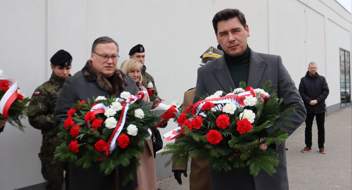 Obchody Narodowego Dnia Pamięci Żołnierzy Wyklętych. W Białej Podlaskiej złożono kwiaty pod pomnikami pamięci