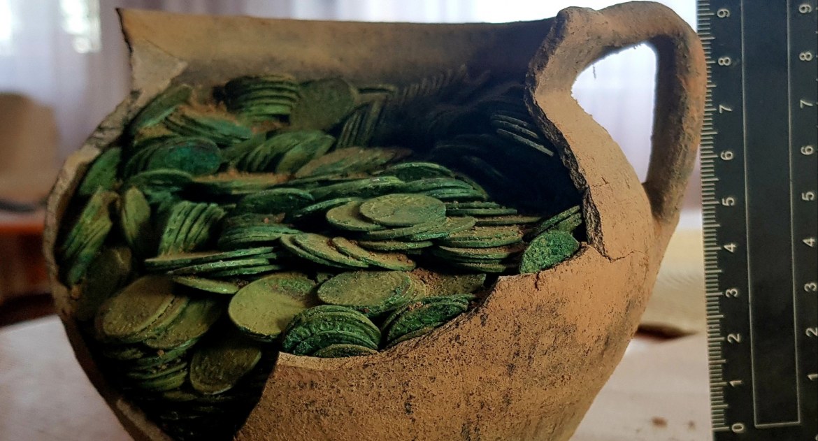 Tysiąc monet trafi do muzeum w Białej Podlaskiej. Nietypowe znalezisko w Zaniówce