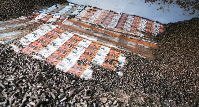 W pociągu towarowym znaleziony nielegalne paczki. Tysiące papierosów w rękach celników