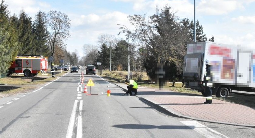 Kilkulatek w szpitalu po zderzeniu aut w Konstantynowie. Miał niezapięte pasy bezpieczeństwa 