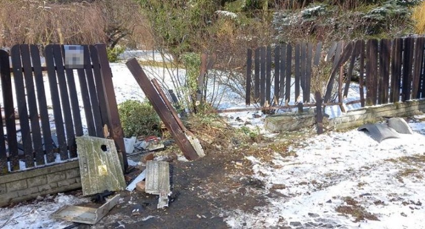 Pijany nastolatek z Janowa Podlaskiego zabrał busa matki. Rozbił się na ogrodzeniu
