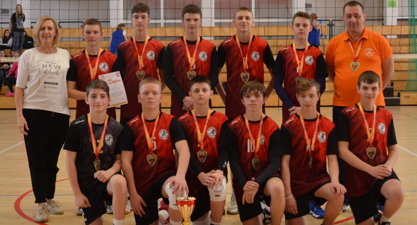 Siatkarze Szkoły Podstawowej nr. 6 zdobyli złoty medal i tytuł mistrza województwa 