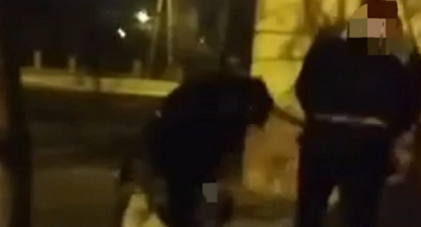 Biała Podlaska: Skakali po chłopaku. Policja poszukuje sprawców brutalnego pobicia