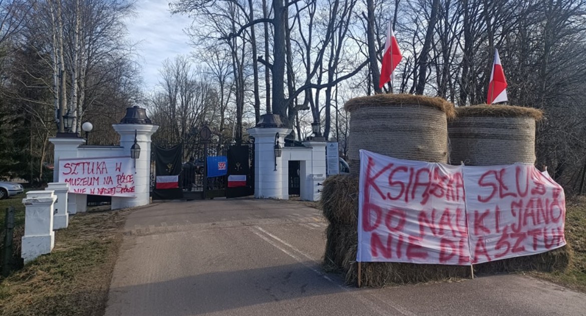 W Stadninie Koni w Janowie Podlaskim trwa protest spowodowany zmianami kadry zarządu. Starosta Bialski Mariusz Filipiuk udał się do nich z wizytą 