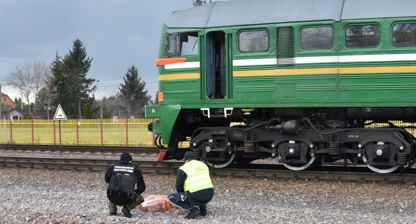 Gmina Terespol: Papierosy ukryte w siniku i pod ramą lokomotywy. Sprawcy z mandatami na prawie 15 tys. zł
