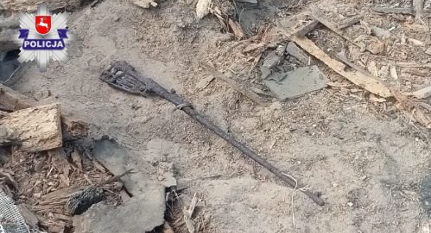Terespol: Podczas rozbiórki budynku znaleziono karabin z okresu II wojny światowej 