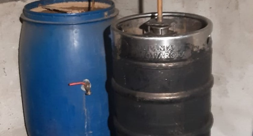 Gmina Piszczac: Trzymał w beczkach zacier alkoholowy. Grozi mu więzienie 