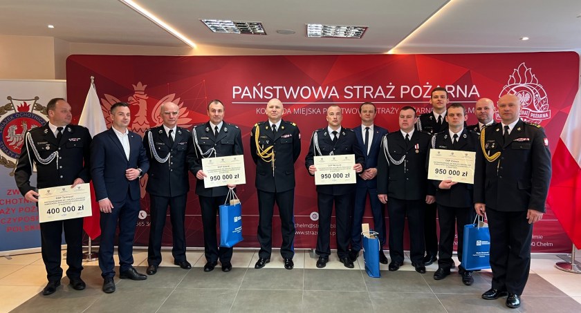 W Komendzie Miejskiej PSP w Chełmie odbyło się wręczenie promes jednostkom OSP na dofinansowanie do zakupu samochodów ratowniczo-gaśniczych w 2023 r.