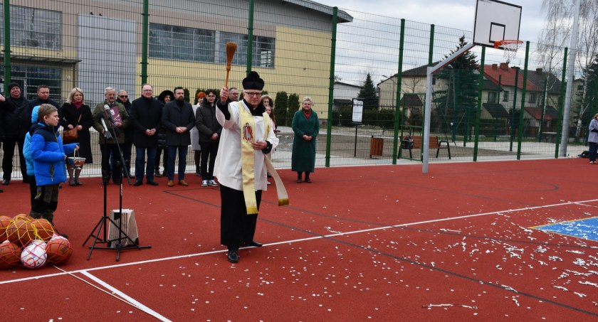 Biała Podlaska: Nowe sztuczne boisko już w rękach uczniów. Otworzono wielofunkcyjny obiekt sportowy
