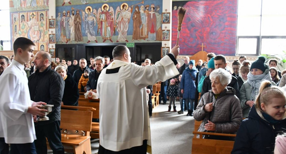 Biała Podlaska: Trwa Wielka Sobota. Wierni święcą swe pokarmy
