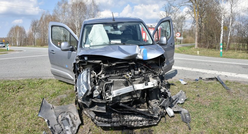 Kolonia Sławatycze: 11- letni pasażer do szpitala został przetransportowany śmigłowcem. Wypadek na krajowej 63
