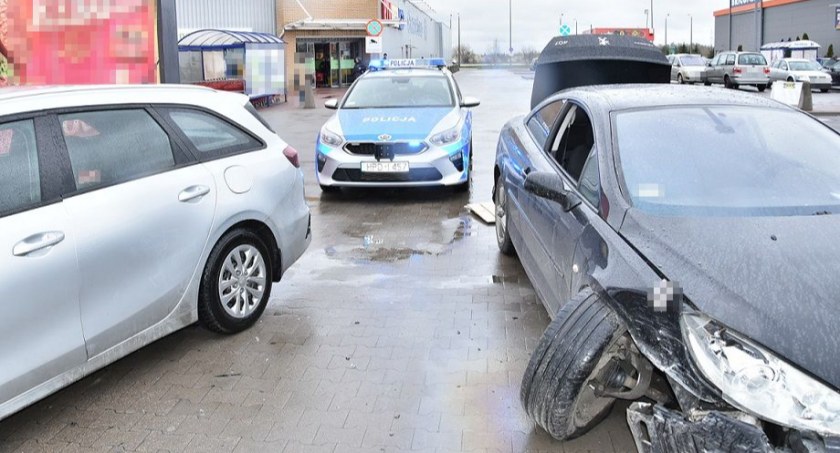 Biała Podlaska: Uciekał przed policjantami. Uderzył w auta na parkingu przed marketem