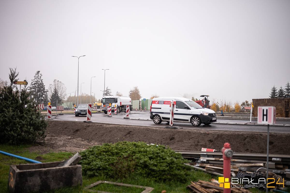 Trwa budowa ronda na drodze krajowej nr 2 z ul. Terebelską