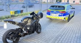 Jechał motocyklem na jednym kole. 24-latek stracił prawo jazdy
