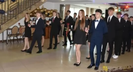 Polonez, wzruszenia i podziękowania. Ósmoklasiści z &hellip;