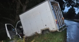 Jechał pijany dostawczym Renaultem. Uderzył w barier&hellip;