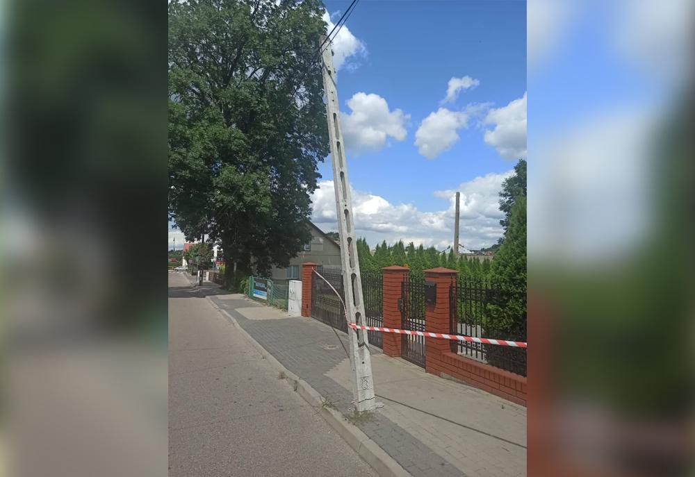 Słup energetyczny przechylił się. Ulica jest czasowo zamknięta 