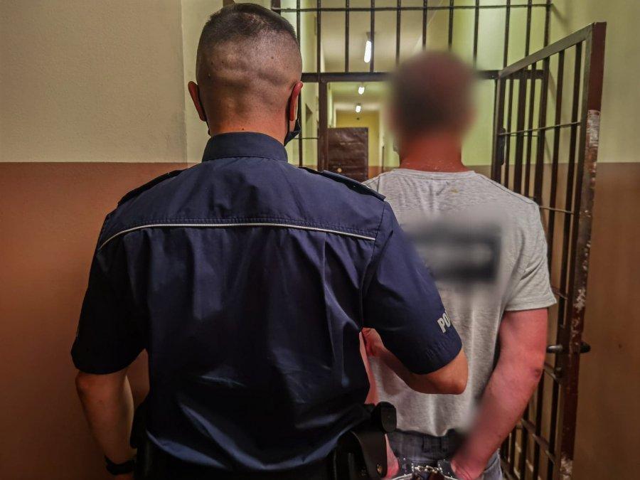 Zapomniał, że jest poszukiwany. Wezwał do swojego domu policję 