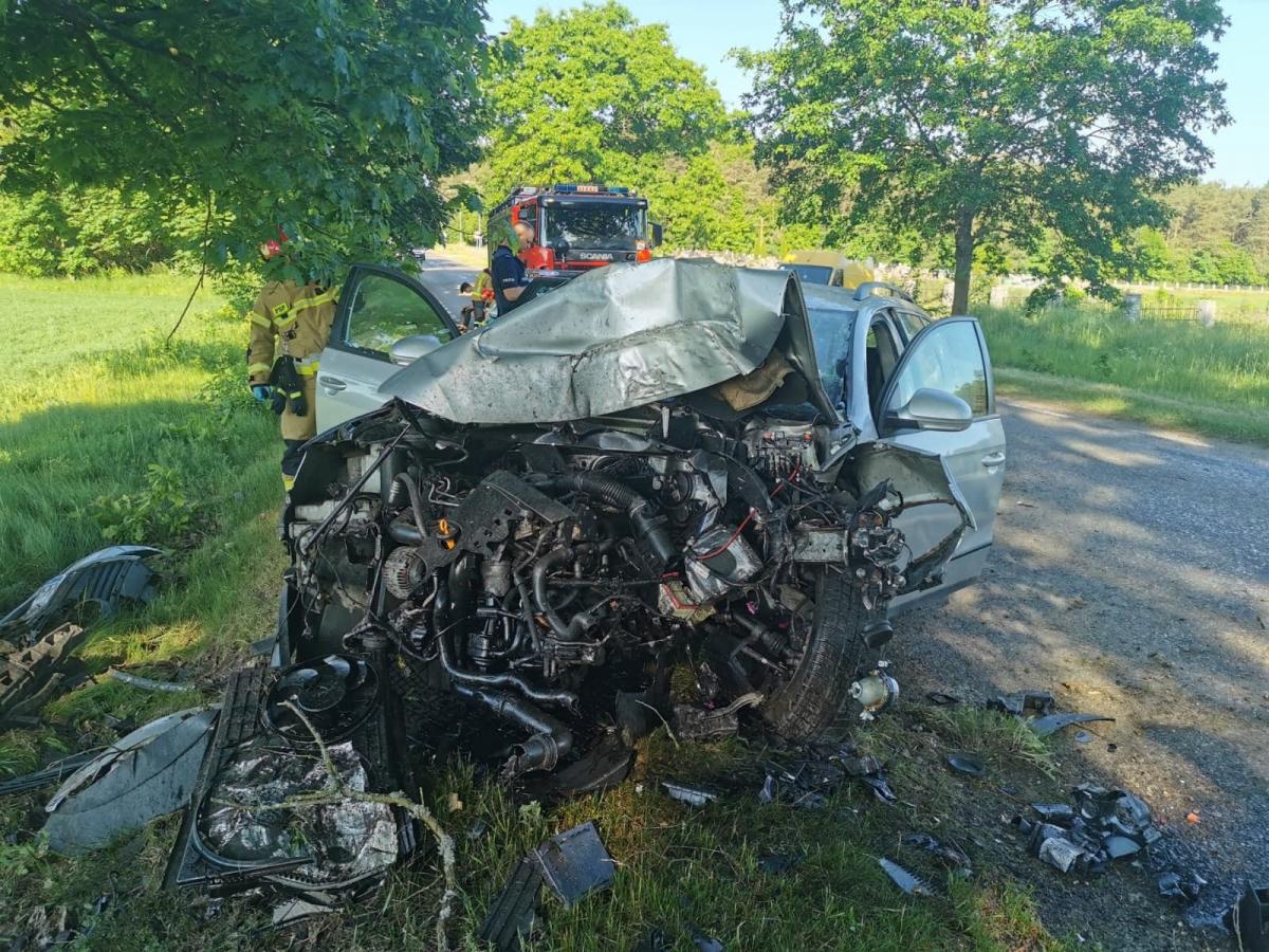 Wyprzedzała busa i uderzyła w drzewo. Zajechał jej drogę 