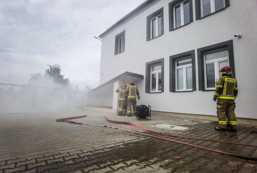 Ewakuowano komendę policji. Dym wydobywał się z piwnicy