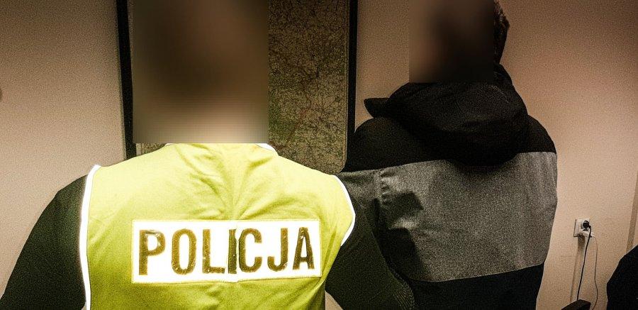 Narkotyki schował w maseczce. Wypadły w obecności policjantów