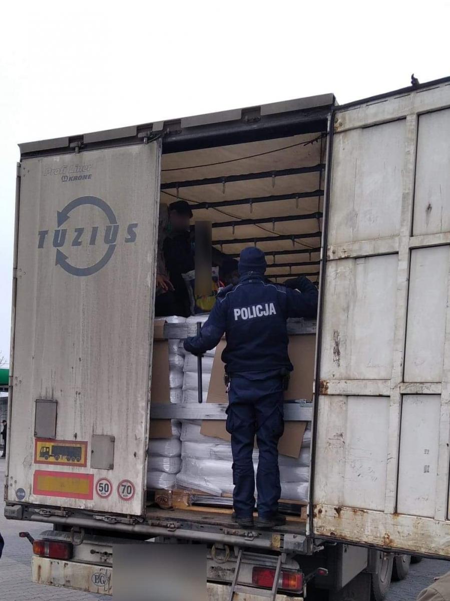 Pięciu imigrantów w naczepie. Jechali aż z Rumunii 